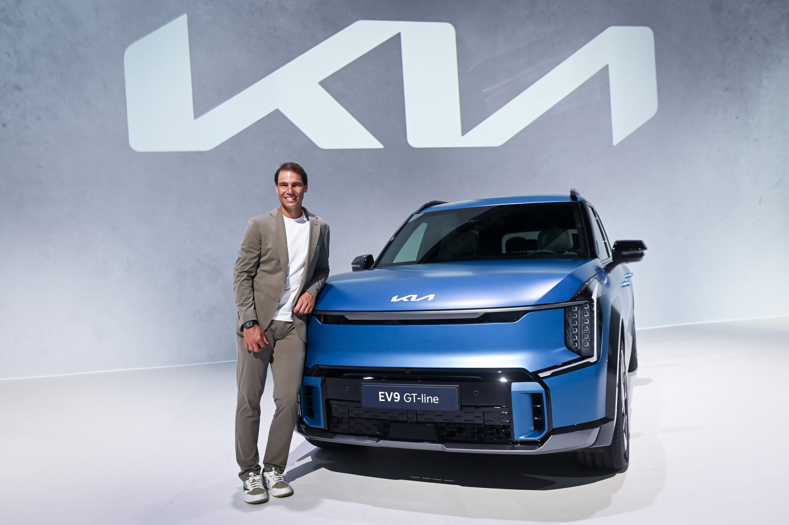 Kia presents Rafael Nadal with EV9 GT-line in Ocean Blue Matte_01