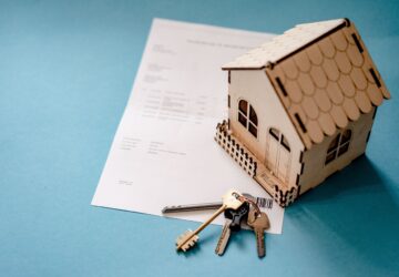 Češi sní o vlastní nemovitosti, investice do kryptoměn ztrácejí lesk
